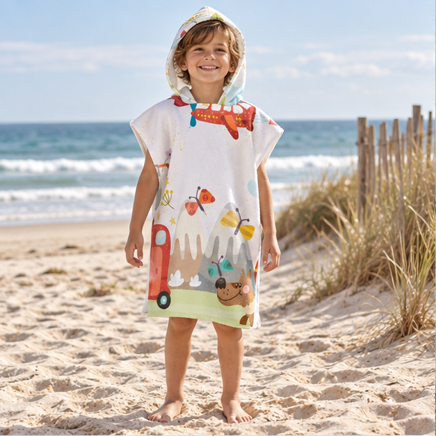 Poncho De Bain Enfant Montagne – Blanc / Enfant, en situation sur la côte Atlantique