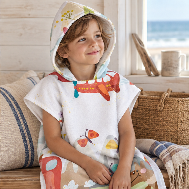 Poncho De Bain Enfant Montagne – Blanc / Enfant, dans un intérieur côtier lumineux