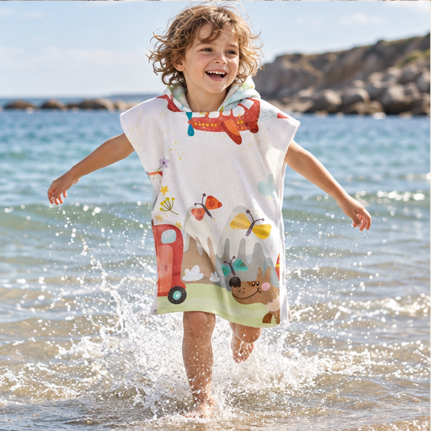 Poncho De Bain Enfant Montagne – Blanc / Enfant, porté en mouvement au bord de l’océan