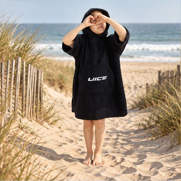 Poncho De Bain Enfant Noir – Noir / Enfant, en situation sur la côte Atlantique