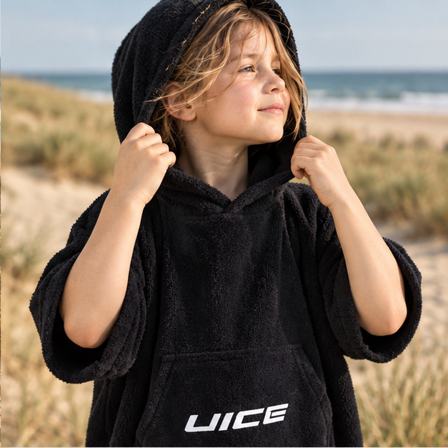 Poncho De Bain Enfant Noir – Noir / Enfant, dans un intérieur côtier lumineux