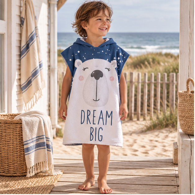 Poncho De Bain Enfant Ours Blanc – Bleu / Enfant, en situation sur la côte Atlantique