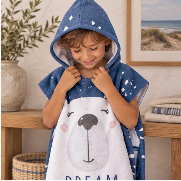 Poncho De Bain Enfant Ours Blanc – Bleu / Enfant, dans un intérieur côtier lumineux