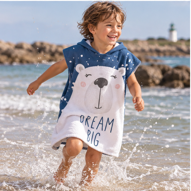 Poncho De Bain Enfant Ours Blanc – Bleu / Enfant, porté en mouvement au bord de l’océan