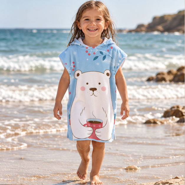 Poncho De Bain Enfant Ours et Chocolat Chaud – Bleu Clair / Enfant, en situation sur la côte Atlantique