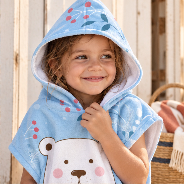 Poncho De Bain Enfant Ours et Chocolat Chaud – Bleu Clair / Enfant, dans un intérieur côtier lumineux