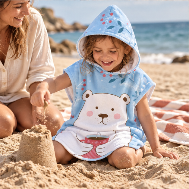 Poncho De Bain Enfant Ours et Chocolat Chaud – Bleu Clair / Enfant, porté en mouvement au bord de l’océan
