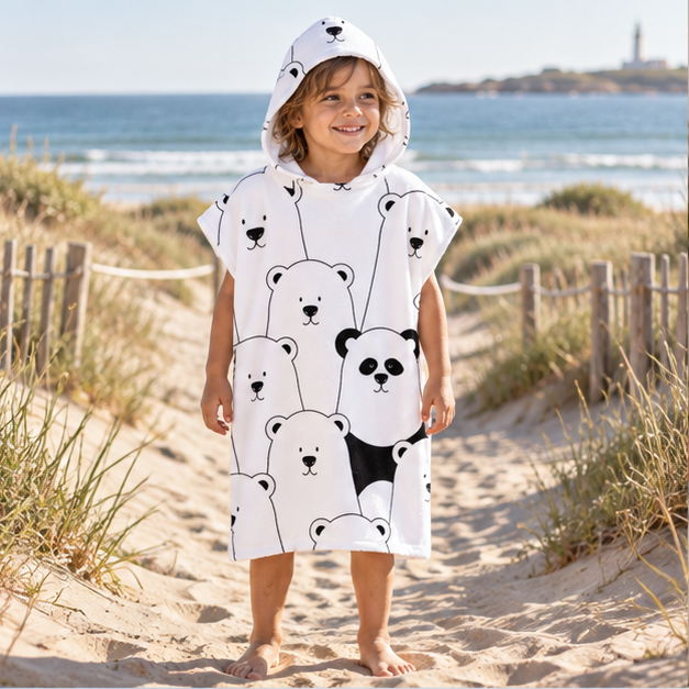 Poncho De Bain Enfant Ours et Panda – Blanc / Enfant, en situation sur la côte Atlantique
