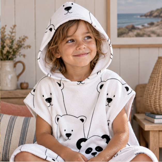 Poncho De Bain Enfant Ours et Panda – Blanc / Enfant, dans un intérieur côtier lumineux