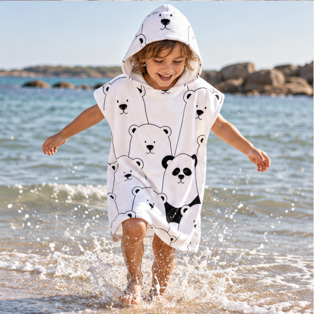 Poncho De Bain Enfant Ours et Panda – Blanc / Enfant, porté en mouvement au bord de l’océan