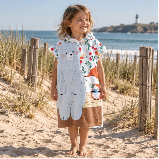 Poncho De Bain Enfant Ours et Renard – Bleu Clair / Enfant, en situation sur la côte Atlantique