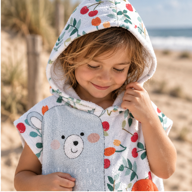 Poncho De Bain Enfant Ours et Renard – Bleu Clair / Enfant, dans un intérieur côtier lumineux