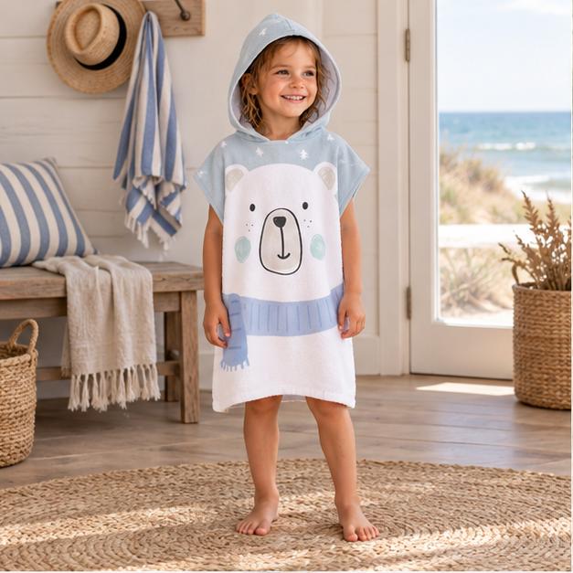 Poncho De Bain Enfant Ours Polaire – Blanc / Enfant, en situation sur la côte Atlantique