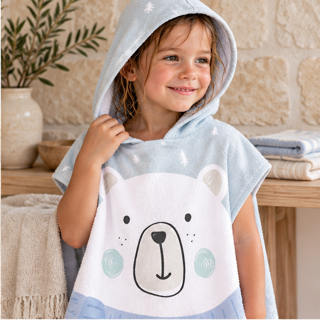 Poncho De Bain Enfant Ours Polaire – Blanc / Enfant, dans un intérieur côtier lumineux