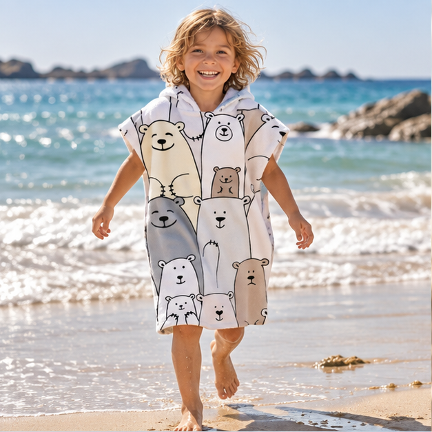 Poncho De Bain Enfant Ours Souriant – Blanc / Enfant, en situation sur la côte Atlantique