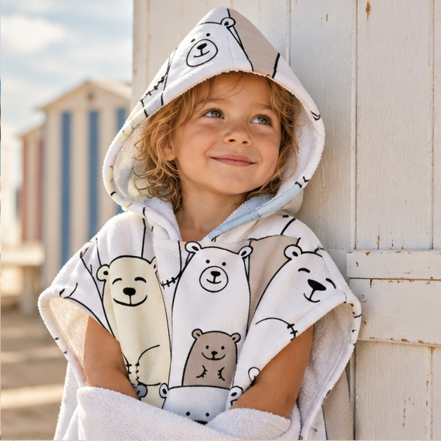Poncho De Bain Enfant Ours Souriant – Blanc / Enfant, dans un intérieur côtier lumineux