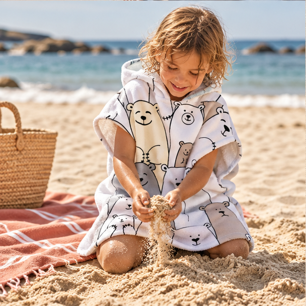 Poncho De Bain Enfant Ours Souriant – Blanc / Enfant, porté en mouvement au bord de l’océan