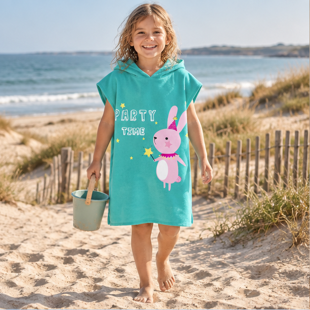Poncho De Bain Enfant Party Time – Vert / Enfant, en situation sur la côte Atlantique