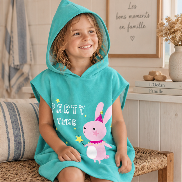 Poncho De Bain Enfant Party Time – Vert / Enfant, dans un intérieur côtier lumineux