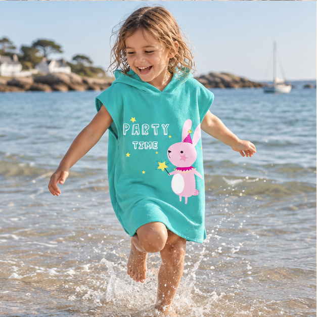 Poncho De Bain Enfant Party Time – Vert / Enfant, porté en mouvement au bord de l’océan