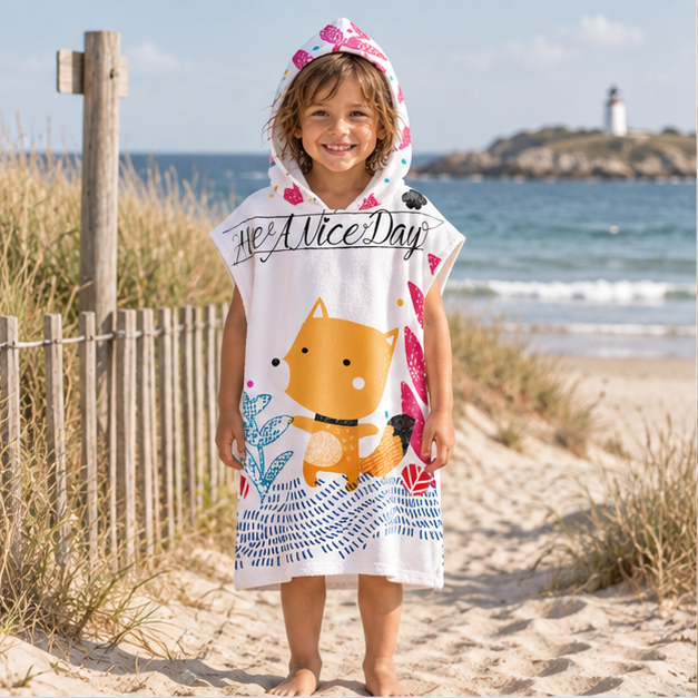 Poncho De Bain Enfant Renard – Blanc / Enfant, en situation sur la côte Atlantique