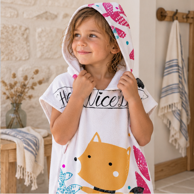 Poncho De Bain Enfant Renard – Blanc / Enfant, dans un intérieur côtier lumineux