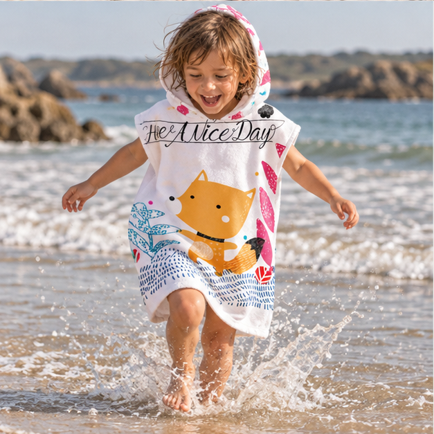 Poncho De Bain Enfant Renard – Blanc / Enfant, porté en mouvement au bord de l’océan