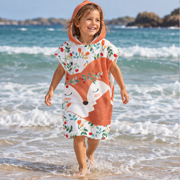 Poncho De Bain Enfant Renard Endormi – Bleu Clair / Enfant, en situation sur la côte Atlantique