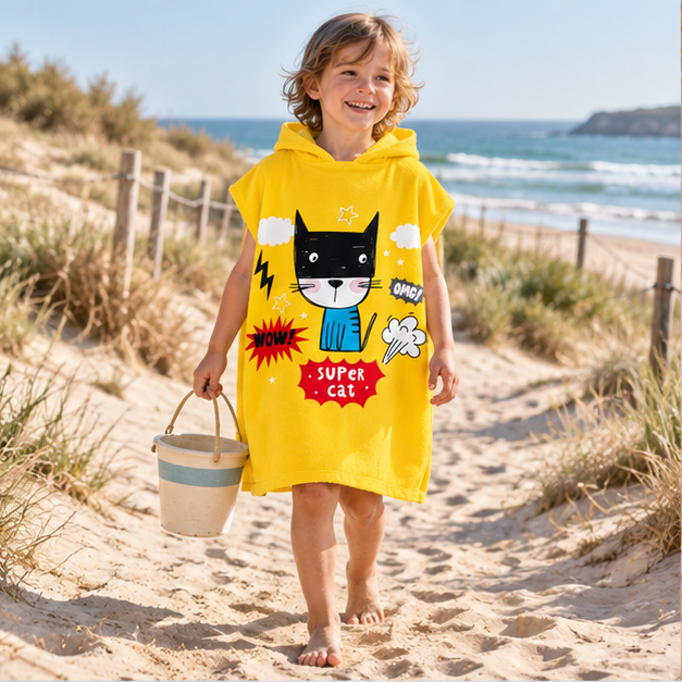 Poncho De Bain Enfant Super Cat – Jaune / Enfant, en situation sur la côte Atlantique