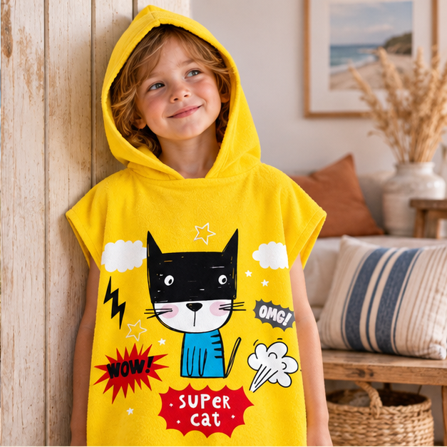 Poncho De Bain Enfant Super Cat – Jaune / Enfant, dans un intérieur côtier lumineux