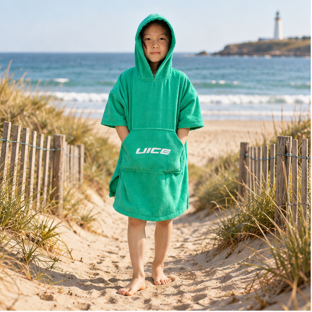 Poncho De Bain Enfant Vert – Vert / Enfant, en situation sur la côte Atlantique