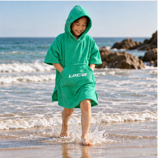 Poncho De Bain Enfant Vert – Vert / Enfant, porté en mouvement au bord de l’océan