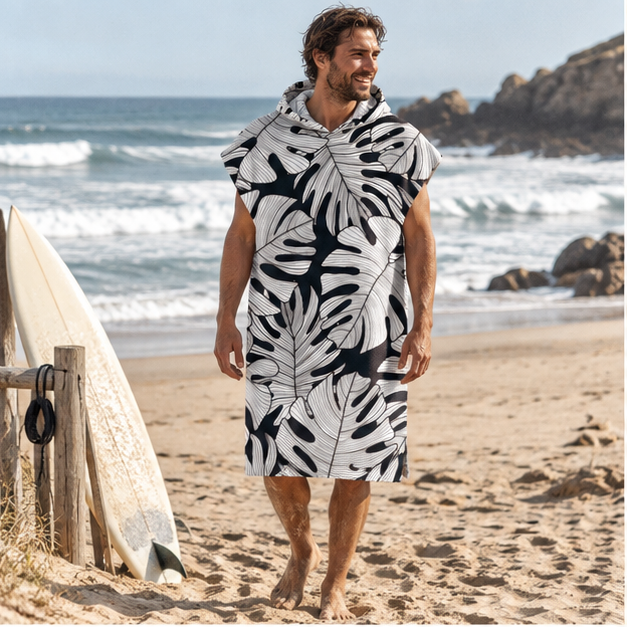 Poncho De Bain Feuilles Noir et Blanc – Blanc / Adulte, en situation sur la côte Atlantique