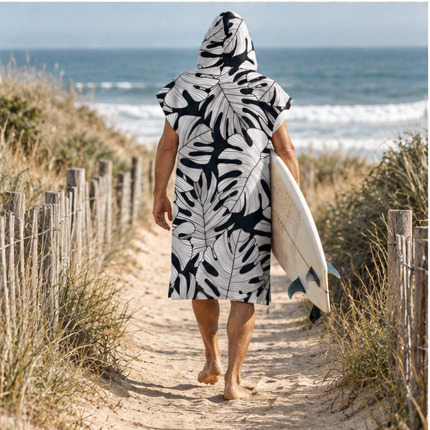 Poncho De Bain Feuilles Noir et Blanc – Blanc / Adulte, porté en mouvement au bord de l’océan