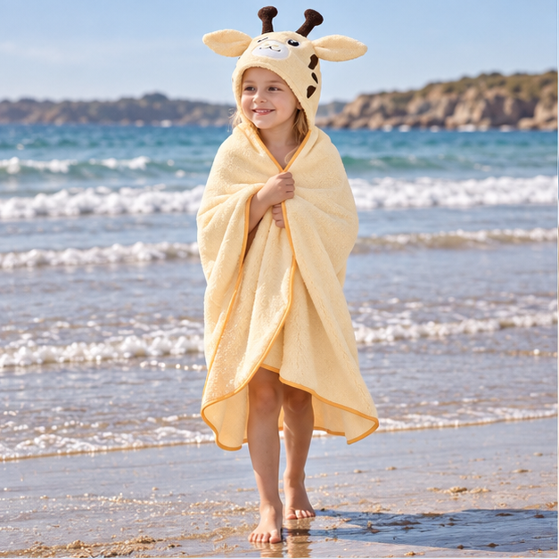 Poncho De Bain Girafe – Jaune / Bébé, en situation sur la côte Atlantique