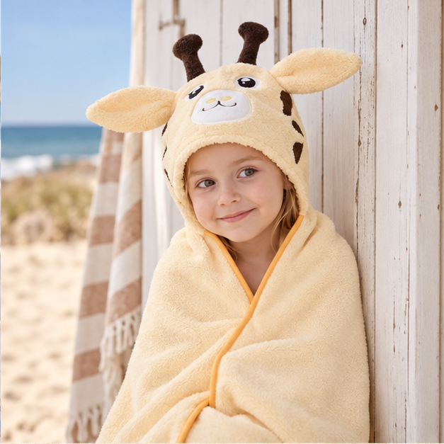 Poncho De Bain Girafe – Jaune / Bébé, dans un intérieur côtier lumineux