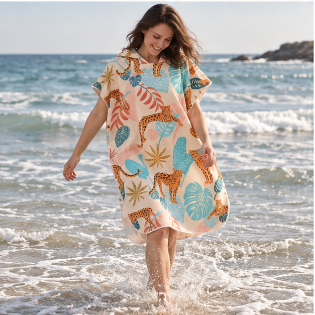 Poncho De Bain Léopard – Beige / Adulte, porté en mouvement au bord de l’océan