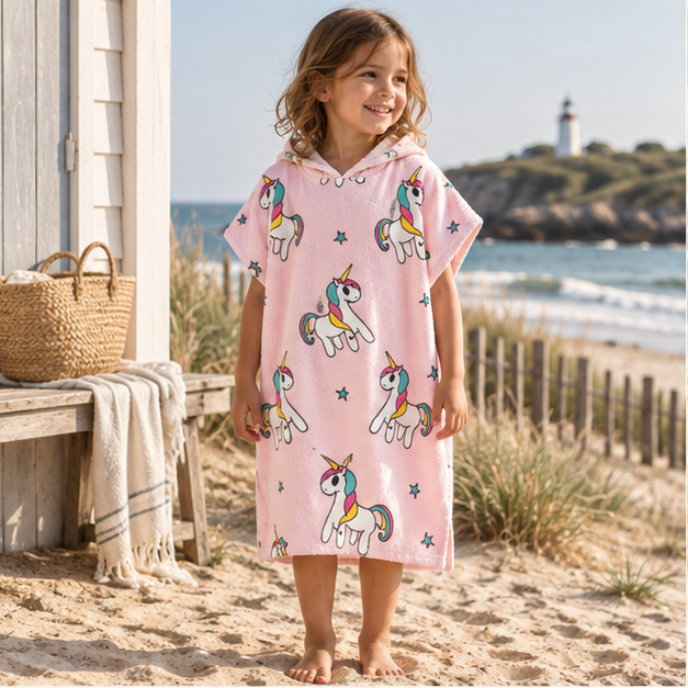 Poncho De Bain Licorne – Rose / Enfant, en situation sur la côte Atlantique