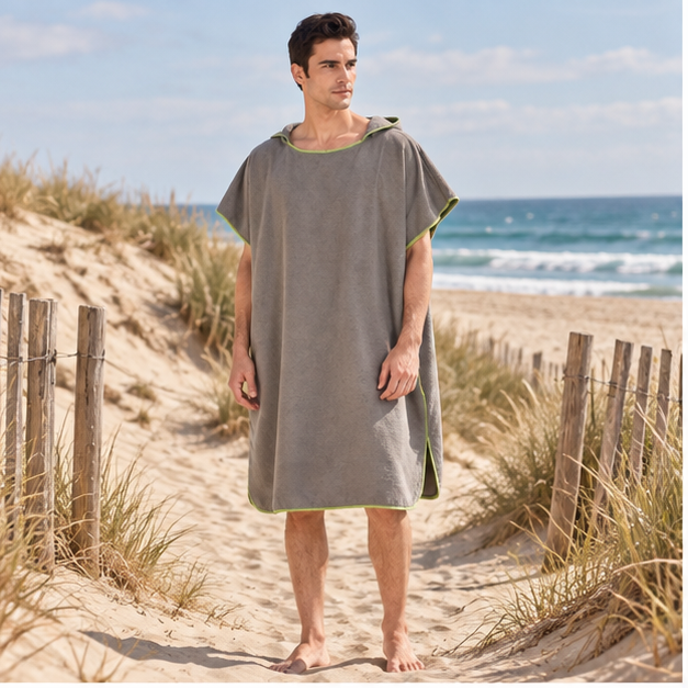 Poncho De Bain Microfibre – Gris / Adulte, en situation sur la côte Atlantique
