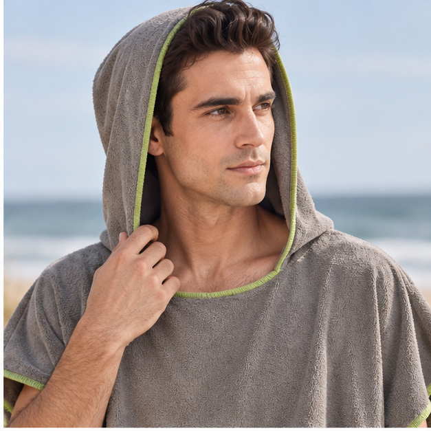 Poncho De Bain Microfibre – Gris / Adulte, dans un intérieur côtier lumineux