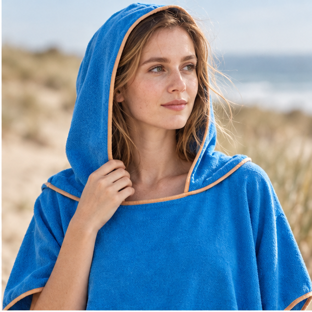 Poncho De Bain Microfibre – Bleu / Adulte, dans un intérieur côtier lumineux
