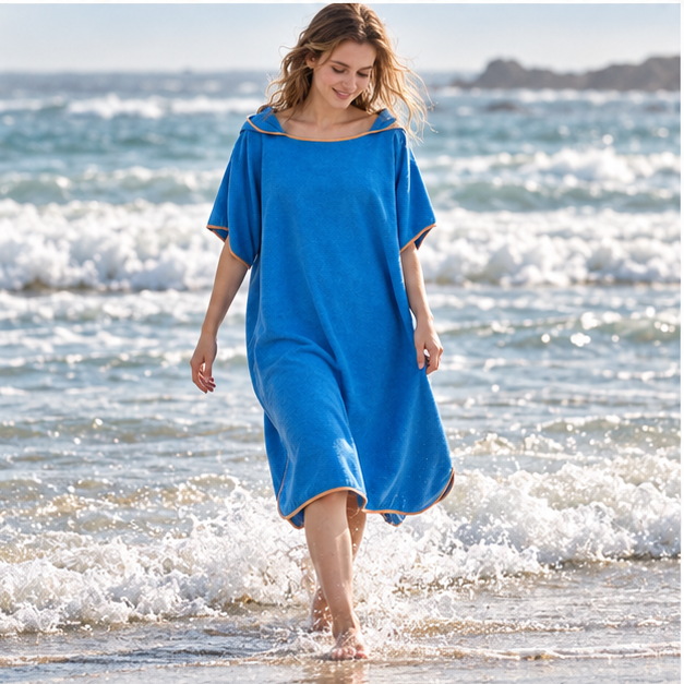 Poncho De Bain Microfibre – Bleu / Adulte, porté en mouvement au bord de l’océan