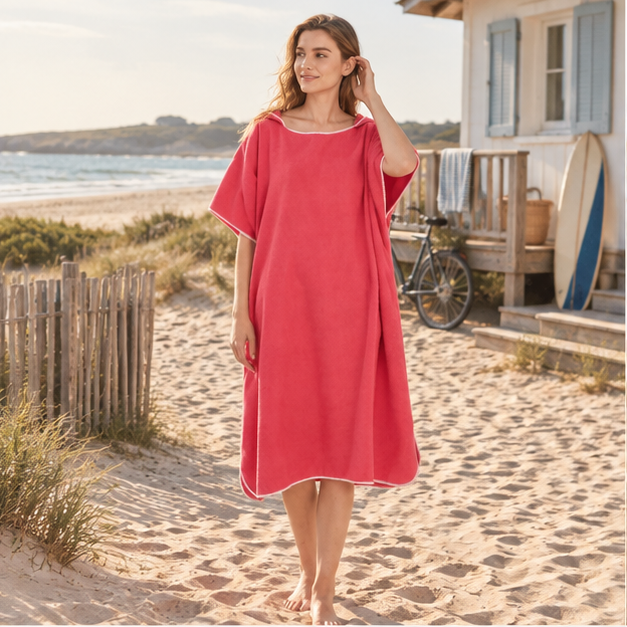 Poncho De Bain Microfibre – Rouge / Adulte, en situation sur la côte Atlantique