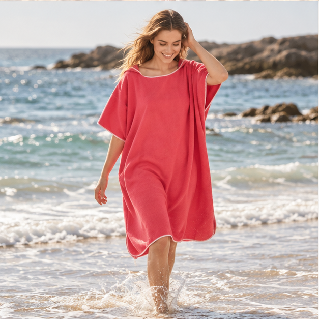 Poncho De Bain Microfibre – Rouge / Adulte, porté en mouvement au bord de l’océan