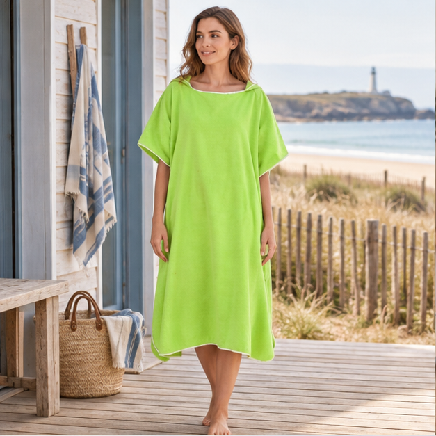 Poncho De Bain Microfibre – Vert / Adulte, en situation sur la côte Atlantique