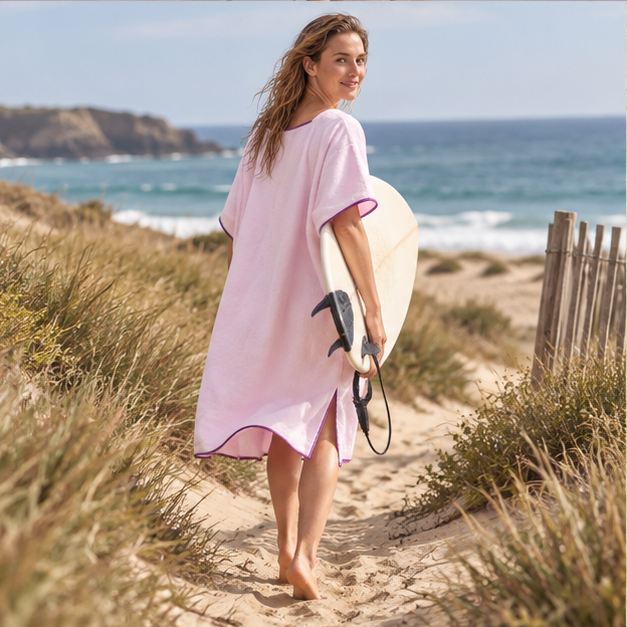 Poncho De Bain Microfibre – Rose / Adulte, porté en mouvement au bord de l’océan