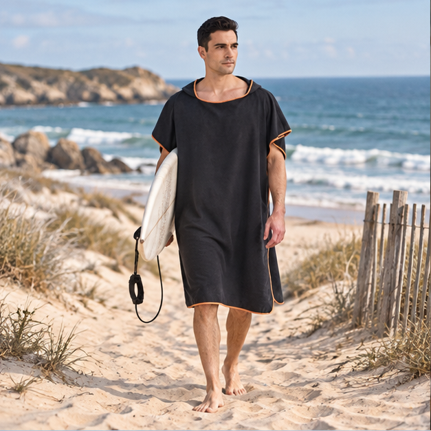 Poncho De Bain Microfibre – Noir / Adulte, en situation sur la côte Atlantique