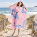 Poncho De Bain Motifs Géométriques – Rose / Adulte, visuel principal lifestyle
