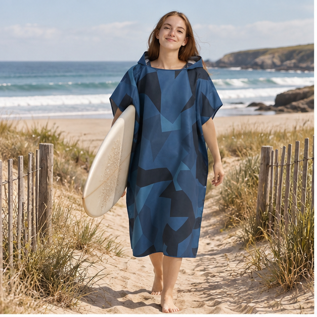 Poncho De Bain Motifs Géométriques – Bleu / Adulte, en situation sur la côte Atlantique
