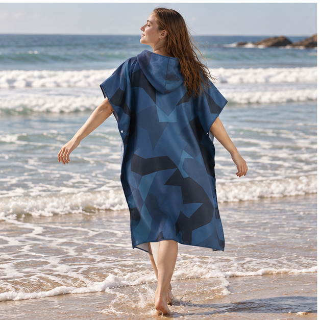 Poncho De Bain Motifs Géométriques – Bleu / Adulte, porté en mouvement au bord de l’océan